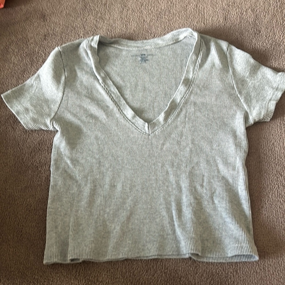 Brandy Melville Cropped v-neck tee